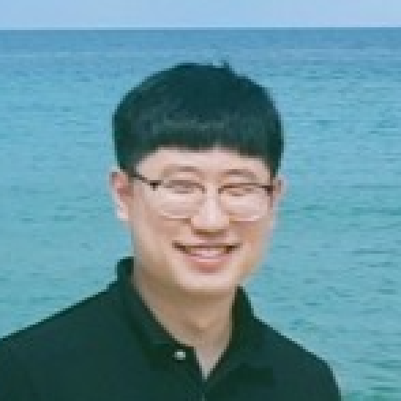 진호가 바다 앞에서 서있다.
